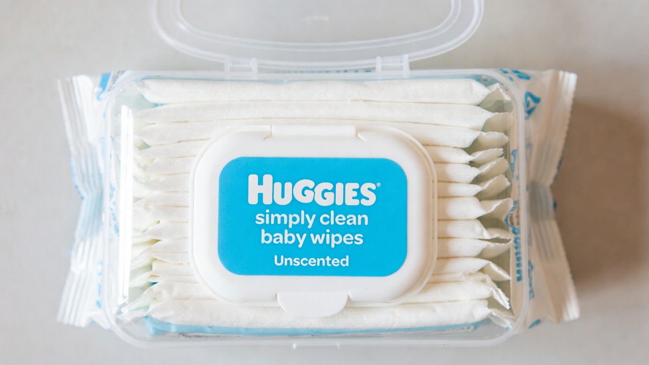 Huggies Simply Clean Baby Wipes package