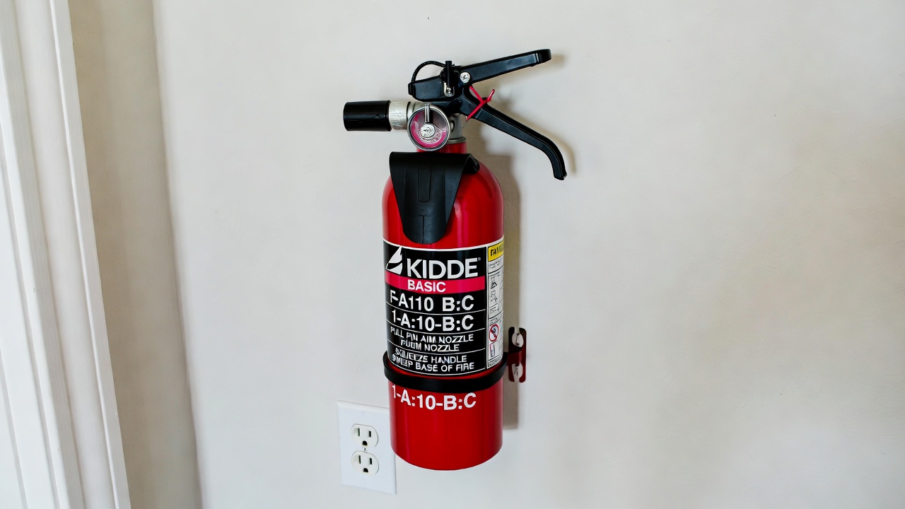 Kidde Basic 110 fire extinguisher with red body and pressure gauge
