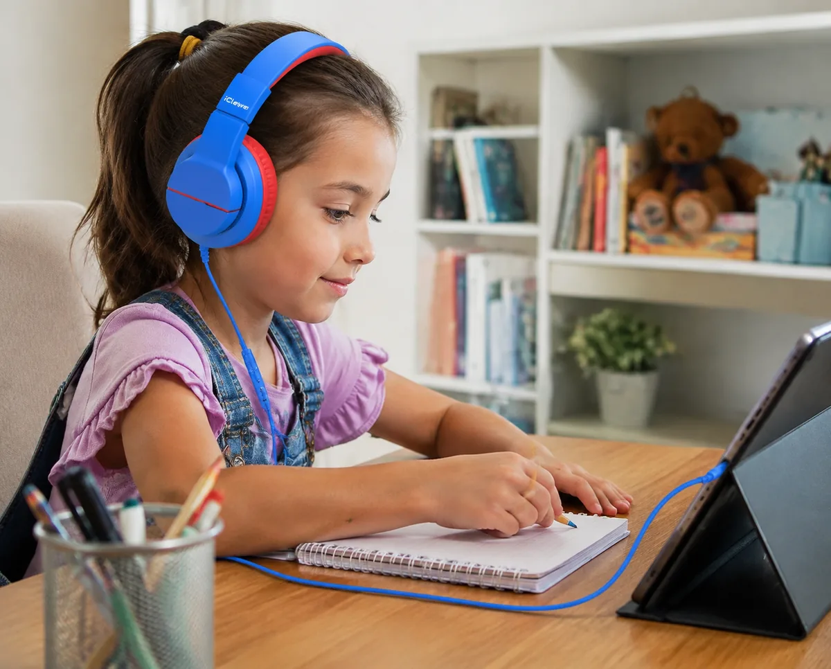 iClever HS19 kids headphones in blue, over-ear design with foldable headband