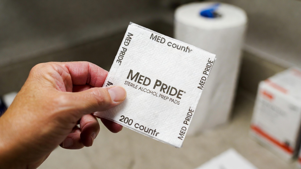 MED PRIDE Sterile Alcohol Prep Pads box and individual wrapped pads